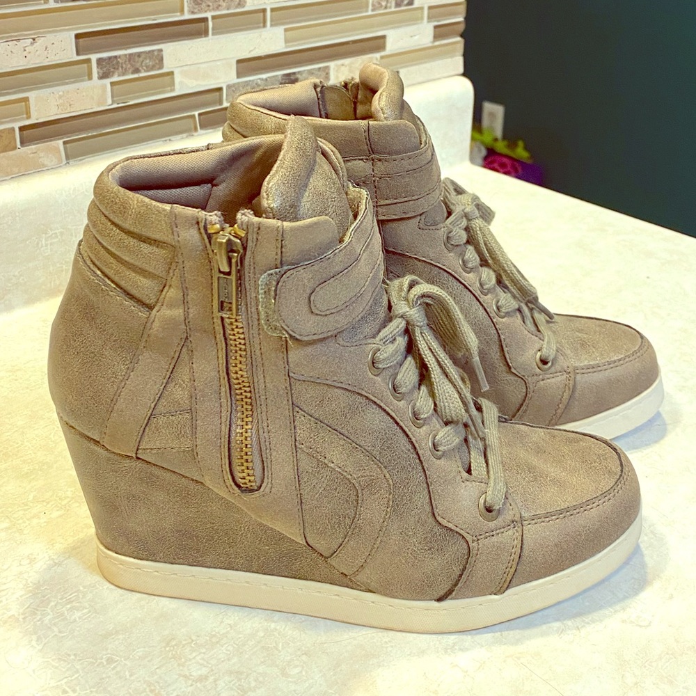 Sneaker wedges